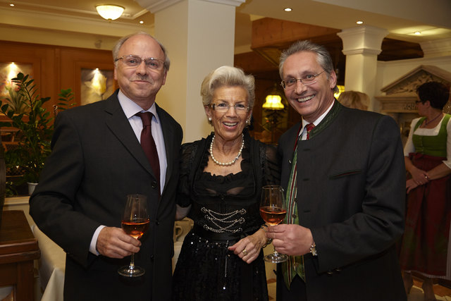 v.l.: Klaus Lackner (Bezirksobmann Wirtschaftskammer Tirol, Bezirksstelle Kitzbühel), Elisabeth Münsterer und Balthasar Exenberger (ebenfalls WK Kitzbühel).