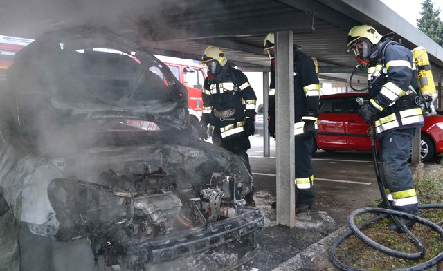 Mitglieder der FF Althofen im Einsatz. Brände sind nur einer der vielen Gründe, warum die Florianijünger 2013 121 mal ausrücken mussten