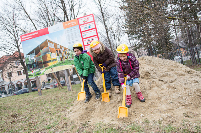 Beim Spatenstich im April 2013 packten die Kinder gleich selbst mit an.