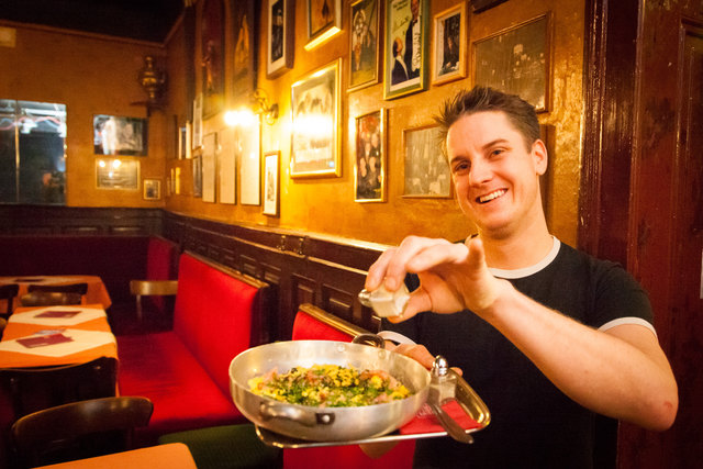 Eine Grazer Institution: Bereits seit Generationen trifft man sich in der steirischen Landeshauptstadt im Theatercafé. Gert Angermann serviert dort unter anderem die berühmte Eierspeise. | Foto: geopho.com