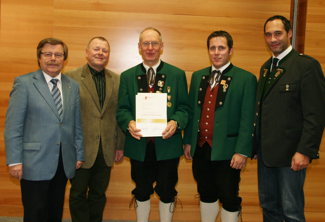 Hubert Igelsböck (Vizepräsident des OÖ. Blasmusikverbandes), Klaus Eder (Bezirkskapellmeister), Klaus Heitzinger (TMK-Obmann) und Bürgermeister Erwin Stürzlinger gratulierten Kapellmeister Werner Parzer (Mitte) zum Verdienstkreuz in Gold.