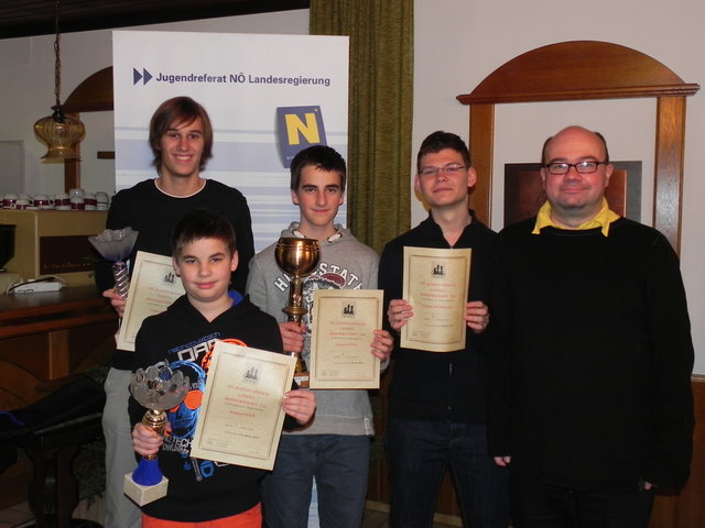 Tobias Berger, Raphael und Emanuel Högl, Christian Künstler mit Schiedsrichter und Trainer des SK Raika Sieghartskirchen Klaus Neumeier.