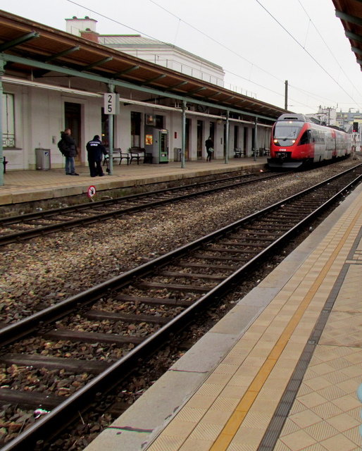 Zug nach Hütteldorf fährt ein