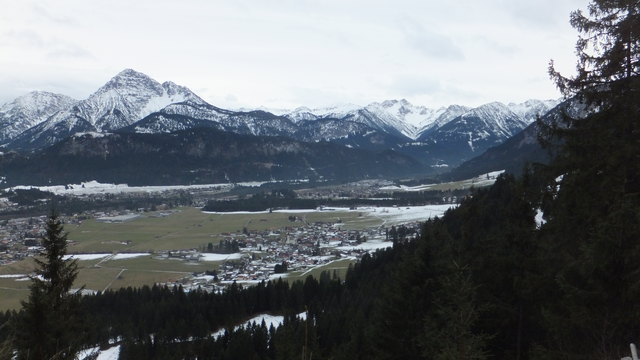 Blick auf das Reuttener Becken von der Kostaries-Kapelle