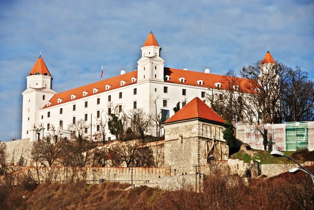 Die Burg von der Donaulände gesehen