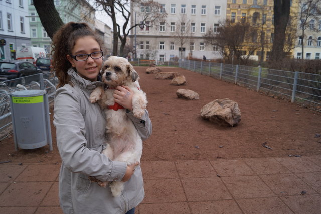 Gabriela gönnt ihrer Mimi täglich Auslauf in der neuen Hundezone.