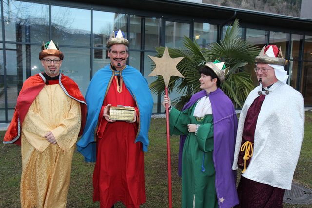 Prominente Sternsinger bringen Segen in die Häuser: Jakob Bürgler, Georg Schärmer, Elisabeth Rathgeb und Bischof Manfred Scheuer (v. l.).