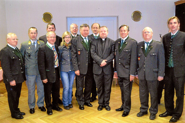 Die Kameraden mit Obmann Karl Buchgraber (M.) an der Spitze und Ehrengäste bei der Versammlung.