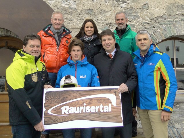 Bildbeschreibung: von links vorne: Bgm Robert Reiter, Paul Gerstgraser, Reinhold Riess (GL Raiffeisenbank Rauris), Siegfried Rasser (Vorstandsvorsitzender Rauriser Hochalmbahnen AG)
von links hinten: Gerhard Renz (renz projects), Mag. Alexandra Fankhauser (GF TVB), Erich Hutter (Obmann TVB)