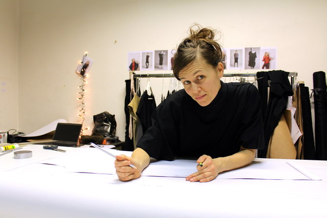 Modedesignerin Julia Cepp ist auch eine Meisterin der Schnittkunst.