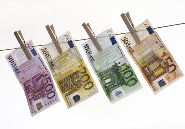 195 Euro wurden einem gehbehinderten Opfer von einem etwa 20 - 25 jährigen Räuber gestohlen.