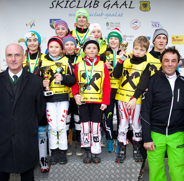 Die siegreichen Nachwuchsschiläufer beim Bezirkscup-Auftakt in der Gaal mit Wettkampfleiter Gottfried Wolfsberger (rechts) und Otmar Weitenthaler (Raiffeisen).