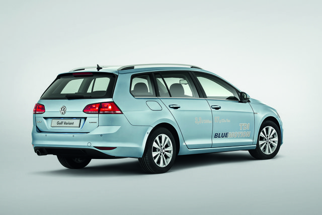 Den VW Golf Variant TDI Bluemotion mit wegweisend niedrigem Durchschnittsverbrauch gibt es ab 25.270 Euro.