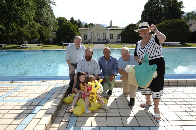 Ein Bild aus glücklichen Tagen: Erlach vor dem Start der Saison 2013 mit Gönnern des Freibades und Bgm. Hans Ledolter.