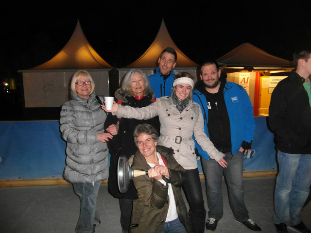 Humor ist, wenn man trotzdem lacht: Elfi, Lilo, Wolfgang, "Schusswunder" Teres, Markus und Gabi.