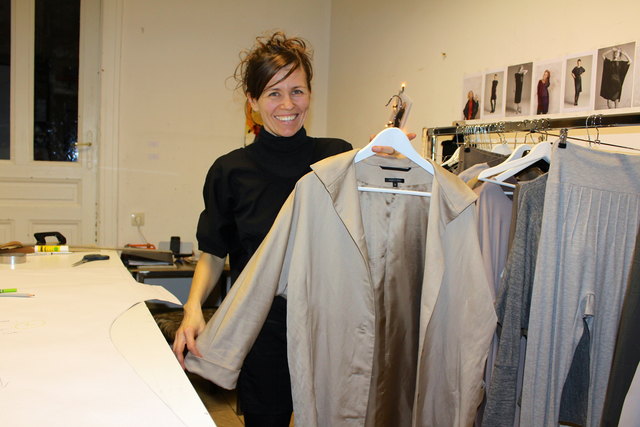 Ein goldiger Mantel aus der neuen Frühlingskollektion von Julia Cepps Label.