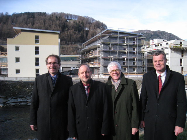 Sorgen bereiten ihnen die steigenden Grundstückskosten: Klaus Lugger (2. v. re.), Landesobmann der gemeinnützigen Bauträger Tirols, bei der traditionellen Jahresbilanz, gemeinsam mit seinen Stellvertretern Franz Mariacher (ganz re.) und Markus Lechleitner (ganz li.) sowie Bgm. Paul Hauser in Matrei a. Br. | Foto: platzermedia