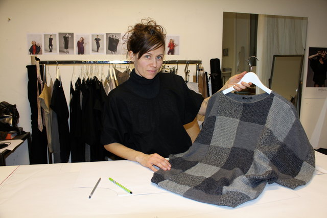 Julia Cepp setzt oft recycelte Materialien neu in Szene wie bei diesem Pullover
