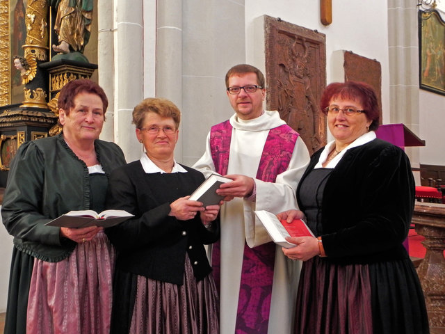 Die Goldhaubenfrauen aus Eggelsberg und deren Obfrau Theresia Kirnstedter unterstützen ihre Pfarre mit Kuchenspenden und ihrer Anwesenheit bei Festen. Nun griffen die Damen auch in die Kasse und schafften das neue "Gotteslob" für ihre Pfarrkirche an.