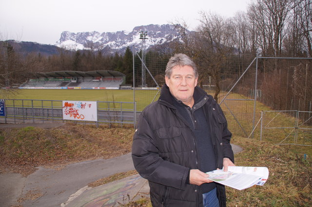 Hier hinter dem Sportplatz wird die Freizeitanlage errichtet. Bgm. Klose rechnet mit der Fertigstellung 2015.