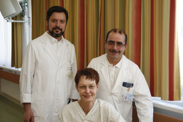 Große Zufriedenheit an der Tagesklinik der Chirurgischen Abteilung: Primar Friedrich König und Assistenzarzt Ognian Manev mit Tagesklinikpatientin Christa Holzinger.