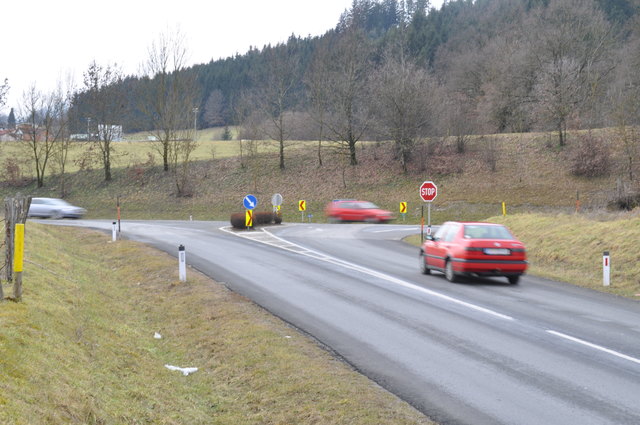Gegenüber der Abbiegung Richtung Haiden kommt die Zufahrt zum Krankenhaus Waiern