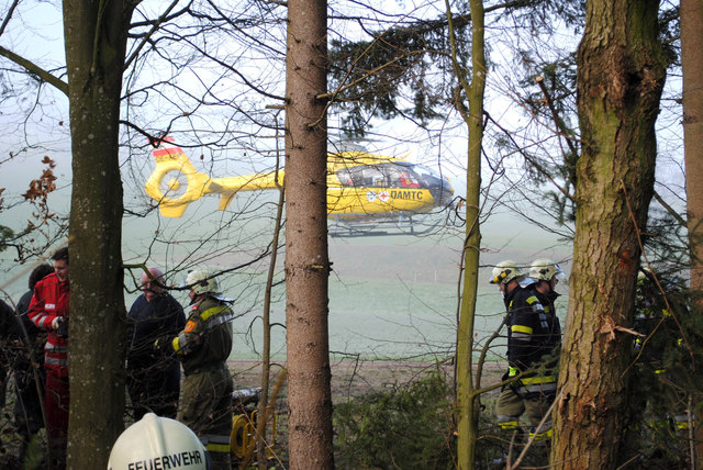 Ein Auto stürzte in einen Bach: Christophorus 15 aus Ybbsitz im Einsatz in Biberbach. | Foto: BFK Amstetten