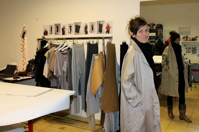 Wunderschön: Ein goldiger Mantel aus der neuen Frühlingskollektion von Julia Cepps Label mija t. rosa