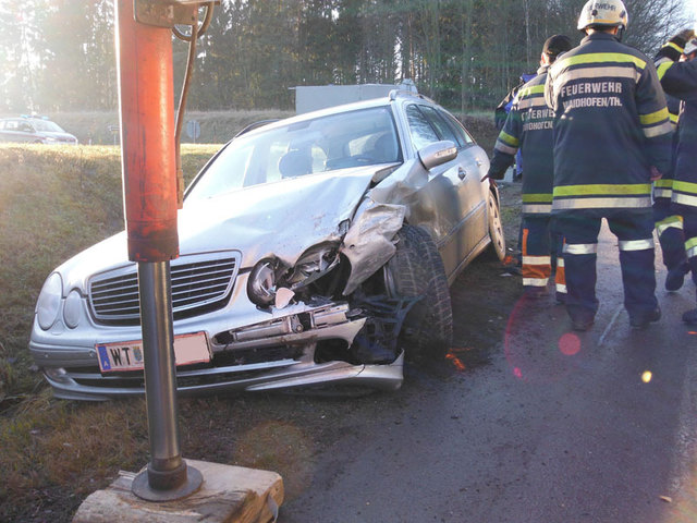 Beide Fahrzeuge wurden erheblich beschädigt und mussten von der Feuerwehr geborgen werden.