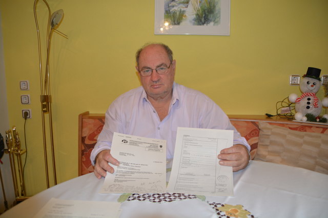 Der quicklebendige "Verstorbene" Viktor Strohner mit einigen Schriftstücken, die seinen "Tod" belegen.