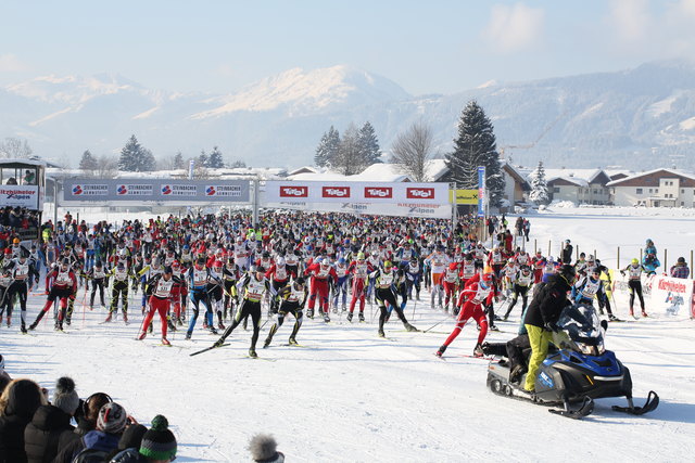 Beeindruckender Massenstart zum Koasalauf im Koasastadion in St. Johann.