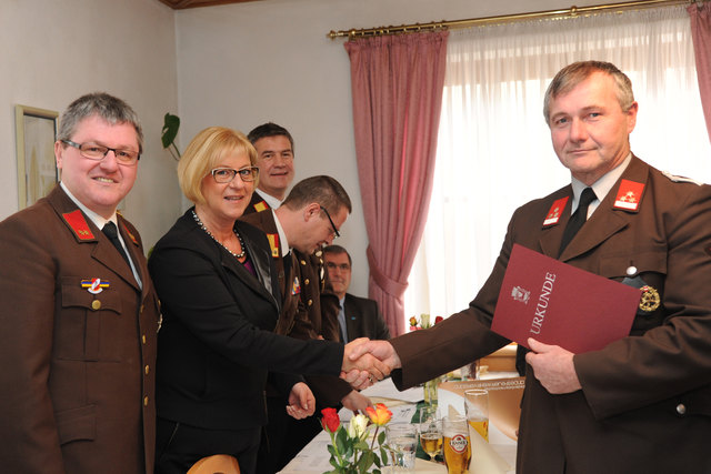 Bürgermeisterin Ursula Puchebner überreicht Johann Bruckner von der FF Preinsbach Amstettens Abzeichen in Gold. Im Vordergrund: Preinsbachs Kommandant Karl Etlinger.