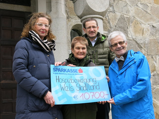 Alfred (r.) und Marianne (2.v.l.) Ecker, die Organisatoren der Schubertiade, überreichten den Spendenscheck an Rotraud Josseck und Johann Minihuber von der Hospizbewegung Wels Stadt/Land.