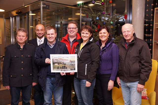 Initiator Erwin Strobl mit den Sponsoren, Vertretern des Sozialsprengels und Bürgermeister Werner Entner.