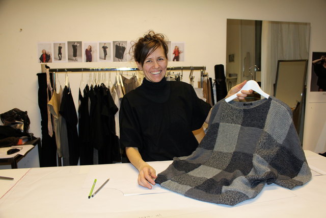 Julia Cepp setzt oft recycelte Materialien neu in Szene, wie bei diesem Pullover.