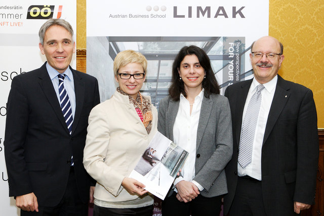 Kick-off des neuen "Programms zur Förderung der Karriereperspektiven von Frauen": Gerhard Leitner, (Geschäftsführer LIMAK), Landesrätin Doris Hummer, Ursula Schöneborn-Siligan, (LIMAK MBA-Absolventin), Hermann Felbermayr (Leiter Direktion Bildung und Gesellschaft)