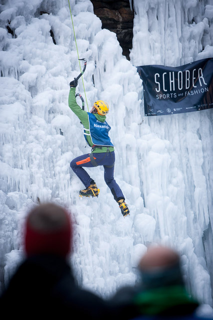 Nur die mutigsten Eiskletterer trauen sich im Ortszentrum von Bad Gastein ans Eis.
