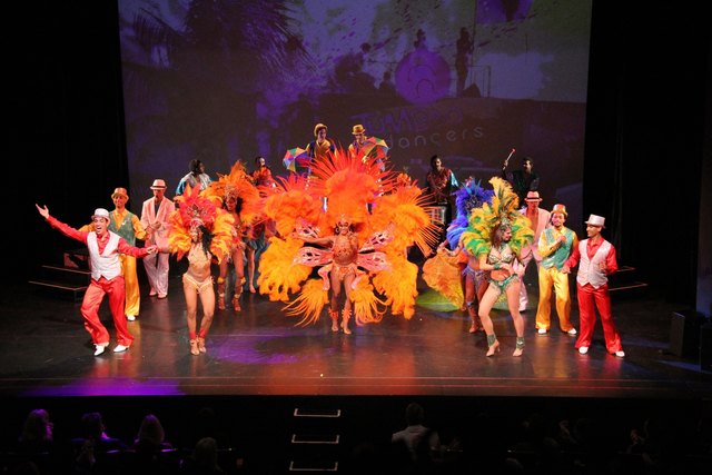 Die 20 Tänzerinnen und Tänzer der Tumbao Dance Company für die Show „Bailando“ kommen aus 8 verschiedenen Ländern, genauso unterschiedlich wie ihre Herkunftsländer ist die tänzerische Geschichte jedes Einzelnen.
