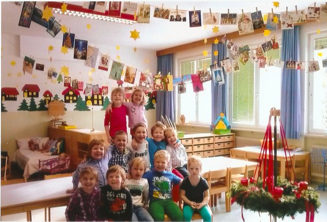 Die Kindergartenkinder freuten sich über die viele Post und hängten alle Karten auf.