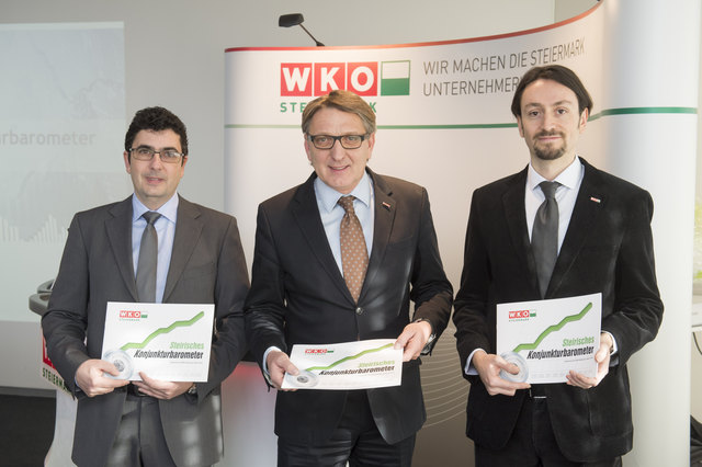 WKO Steiermark Präsident Josef Herk präsentiert die aktuellen Konjunkturdaten mit Ewald Verhounig (r.), Institut für Wirtschafts- und Standortentwicklung, sowie Andreas Säumel (l.), Geschäftsführer der Anton Mayer Ges.m.b.H