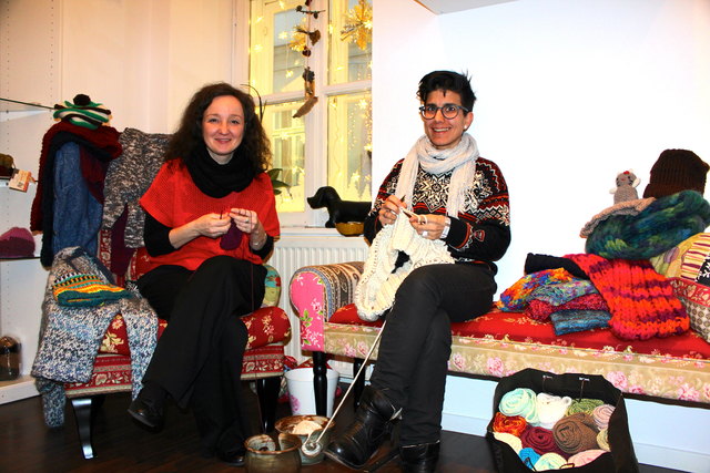 Sonja Hager-Vedadinejad (l). und ihre Partnerin Mariam helfen mit der Aktion "Hans im Glück" Obdachlosen.