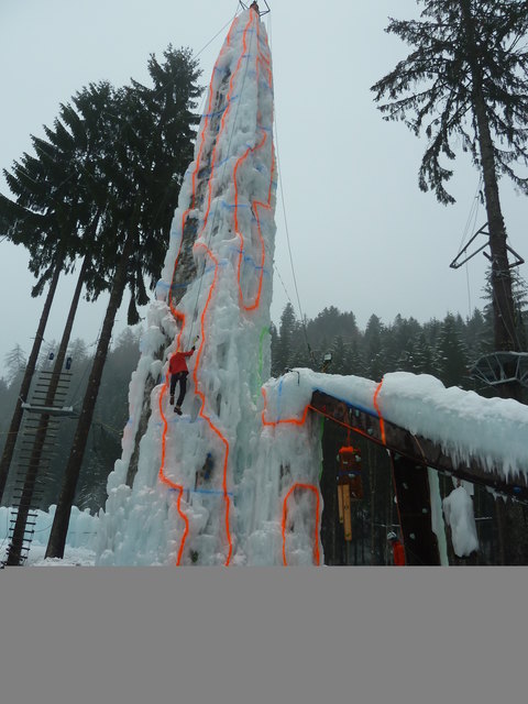 Auf dem "Alpinen Marterpfahl", einem 28 Meter hohen Eisturm, wurde um den Titel geklettert.