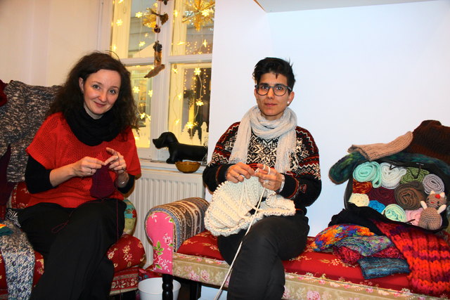 Sonja Hager-Vedadinejad (l). und ihre Partnerin Mariam helfen mit der Aktion "Hans im Glück" Obdachlosen.