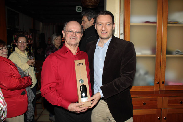 Vbgm. Michael Ulrich stellte sich bei Stefan Zach mit einem Präsent ein.