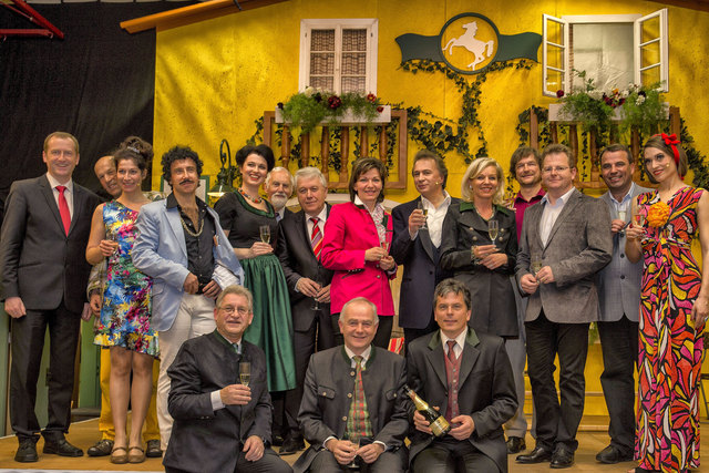 Freude beim Ensemble, den Ehrengästen und den Sponsoren nach der gelungenen Premiere von „Liebe am Wolfgangsee“ in Vorderweißenbach. Auch drei Bürgermeister unterhielten sich gut: der Vorderweißenbacher Vizebürgermeister Manfred Praher, der St. Wolfganger Bürgermeister Johannes Peinsteiner und sein Vorderweißenbacher Amtskollege Leopold Gartner (vorne v.l.).