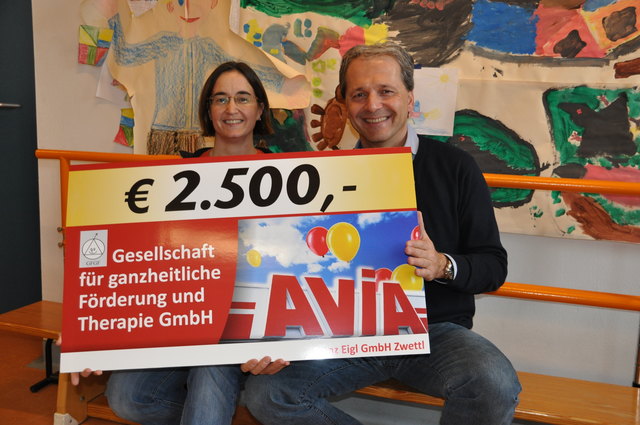 Im Bild Zentrumsleiterin Martina Mitmannsgruber und Rudolf Eigl bei der Übergabe.