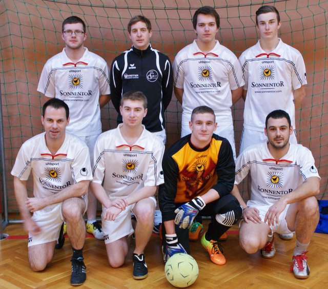 Das Siegerteam aus Sprögnitz: 1.Reihe: Gutmann Werner, Pichler Matthias, Weißensteiner Martin, Hofmann Manuel.
2. Reihe: Renk Manuel, Kitzler Benjamin, Renk David, Pichler Lukas.