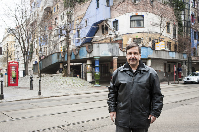Anrainer Michael Gerlach fordert an der neuralgischen Stelle vor dem Hundertwasserhaus einen Schutzweg.