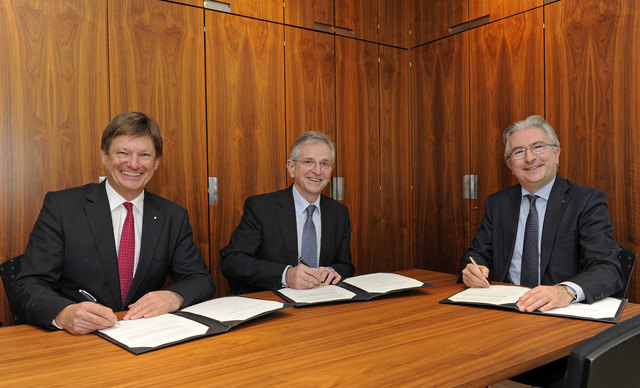Hannes Schmid (links), Wilhelm Molterer (Mitte) und Thomas Bock bei der Vertragsunterzeichnung in Innsbruck.