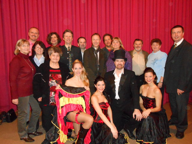 Renate Forsthuber, Gerald Wagner, Hilde Toth, Andrea Schlederer, Gerti Zipko, Bgm. Fritz Quirgst, Reinhard Pacejka, Rudolf Hager, Markus Weiss, Gabi Paulhart, Volkshaus Obmann Robert Stastny, Christl Allmayer, Franz Spehn – im Vordergrund des Fotos befindet sich Hannes Wiesinger mit sein